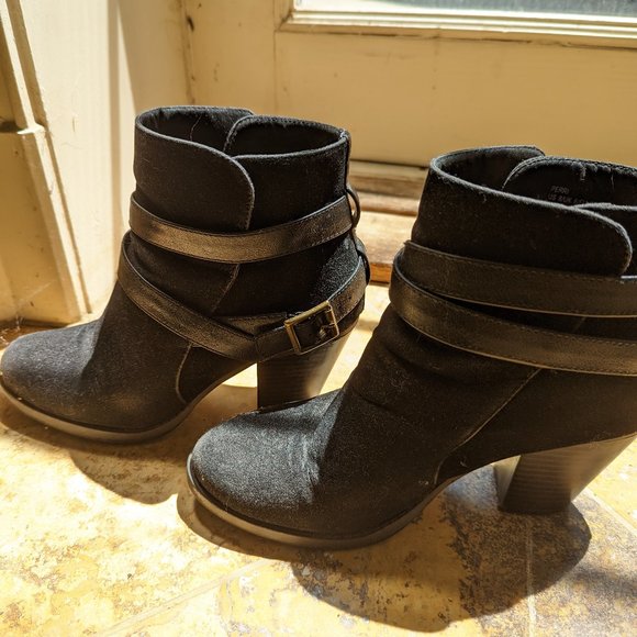 Cute Black Botties with Leather Strap and Buckle Size 8 - Picture 1 of 7